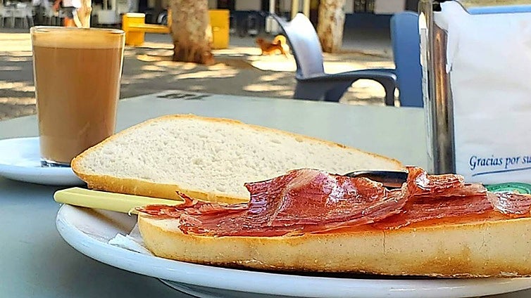 Así es la cafetería de Jaén que prende fuego a las tostadas antes de servirlas