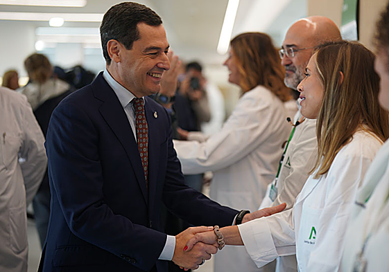 Juanma Moreno saluda al personal sanitario a su llegada al centro de día oncohematológico del Hospital Universitario Virgen de la Victoria de Málaga