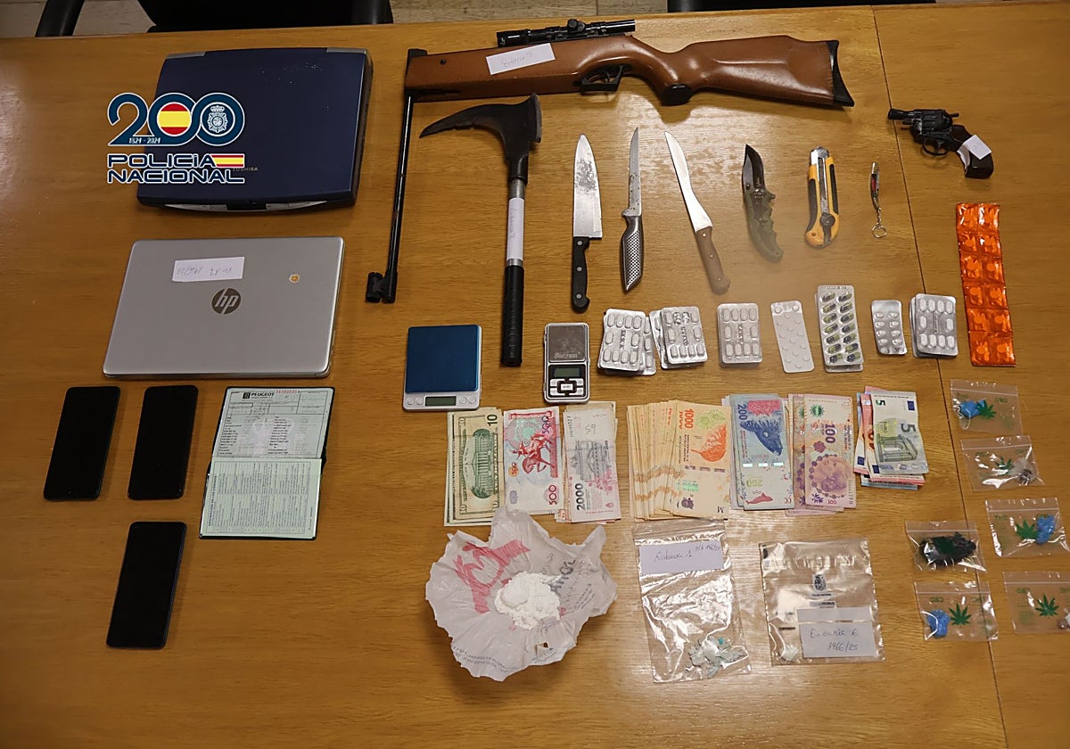 Entre el material incautado en este narcopiso de Santiago, había varias armas