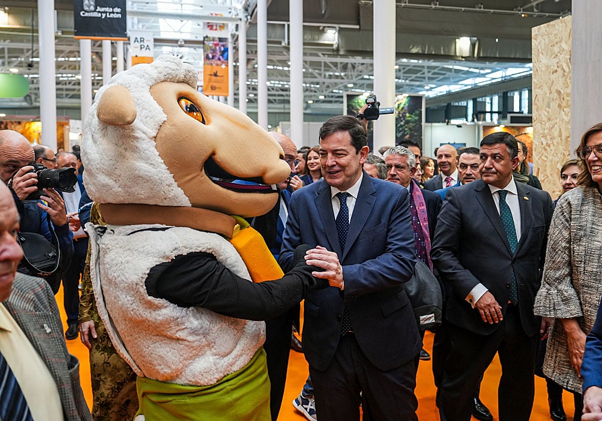 El presidente de la Junta saluda a uno de los personajes que se pasean por Intur durante su tradicional paseíllo de inauguración