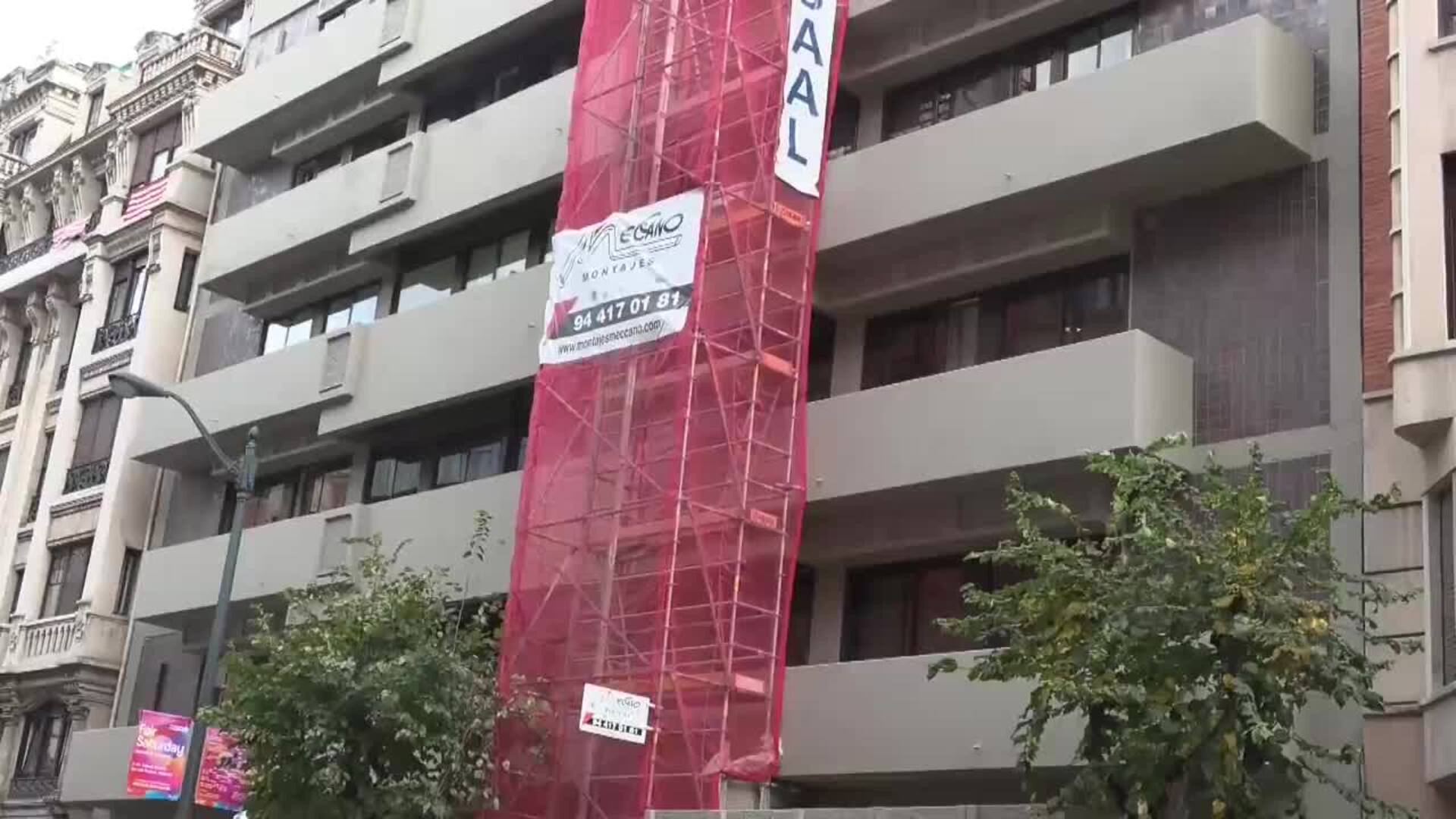 La UCO saca cuatro mochilas al terminar el registro de la sede de Acciona en Bilbao
