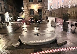 Toledo hace justicia a su historia: comienza la instalación de la escultura de María Pacheco frente al Alcázar