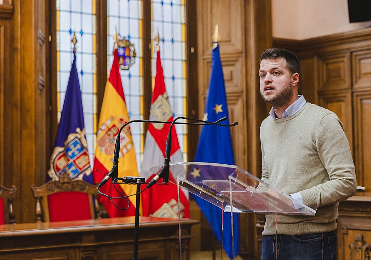 El concejal delegado del área de Urbanismo, Agenda Urbana, Medio Ambiente, Obras y Movilidad, Álvaro Bilbao, presenta el requerimiento entre administraciones enviado por el Ayuntamiento de Palencia a Adif con motivo del proyecto de las pantallas acústicas