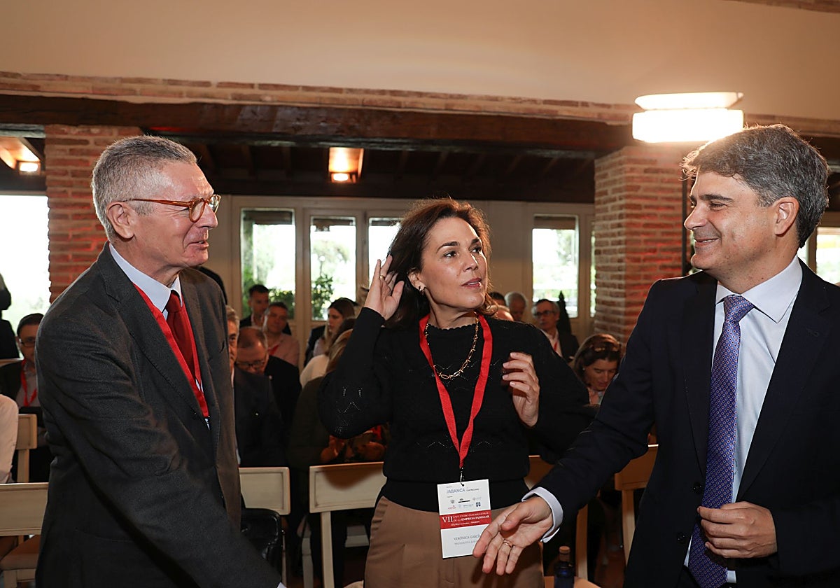 Alberto Ruiz Gallardón saluda al concejal de Hacienda del Ayuntamiento de Toledo, Juan José Alcalde, en el Cigarral Viñedos de Santa María