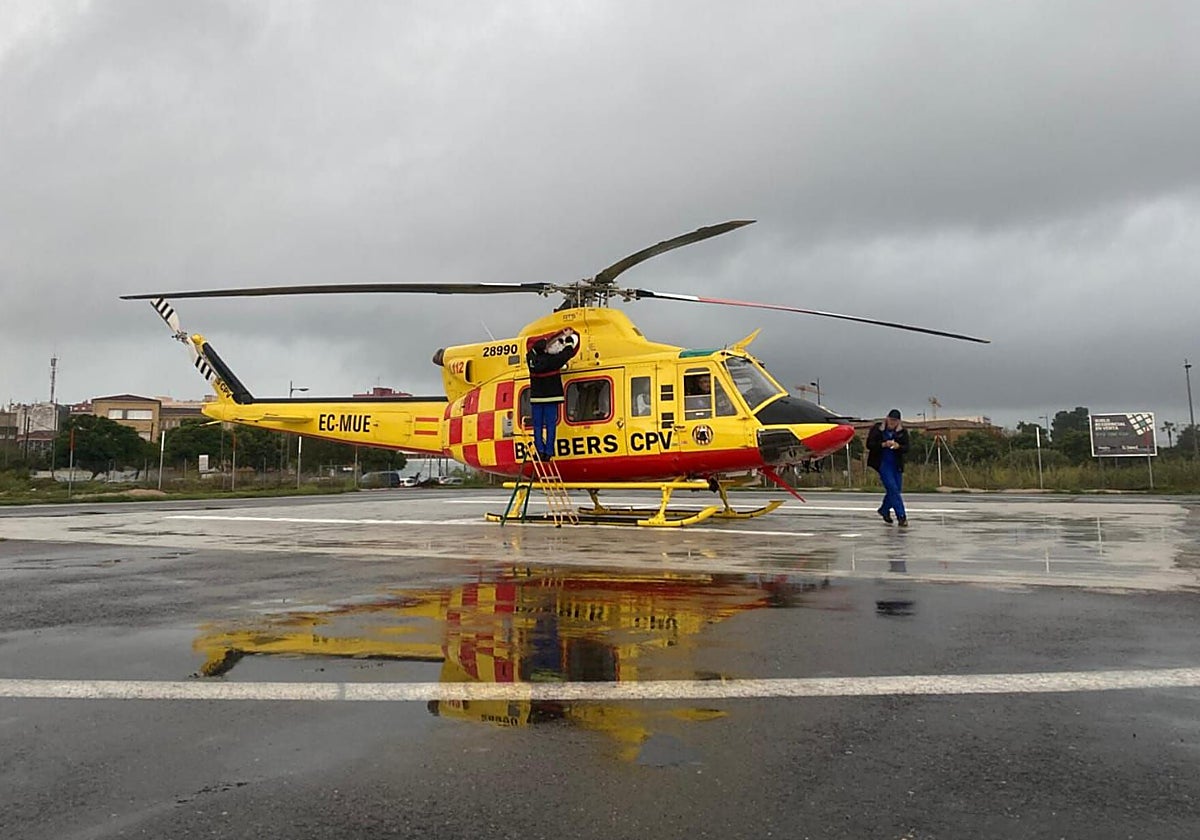 Imagen de los bomberos preparando su helicóptero el 29 de octubre de 2024