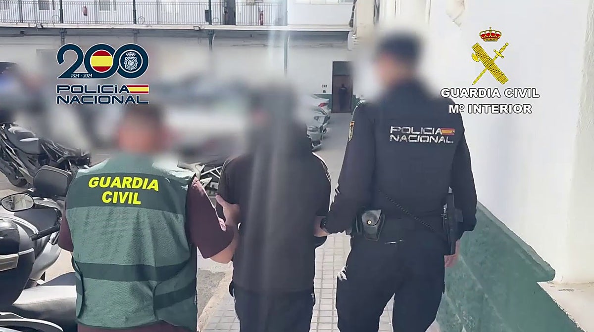 Imagen de los agentes con uno de los detenidos