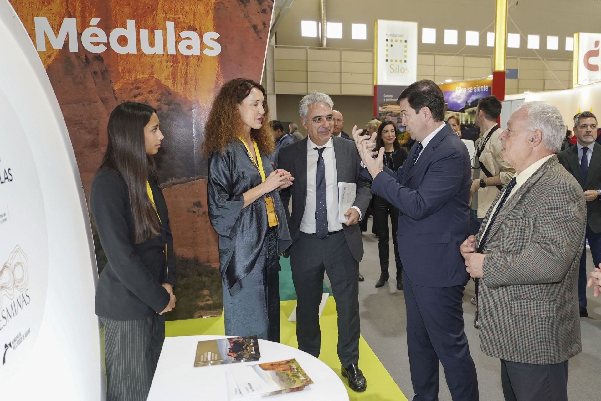 Mañueco, durante su visita al expositor de la Fundación Las Médulas, en AR-PA