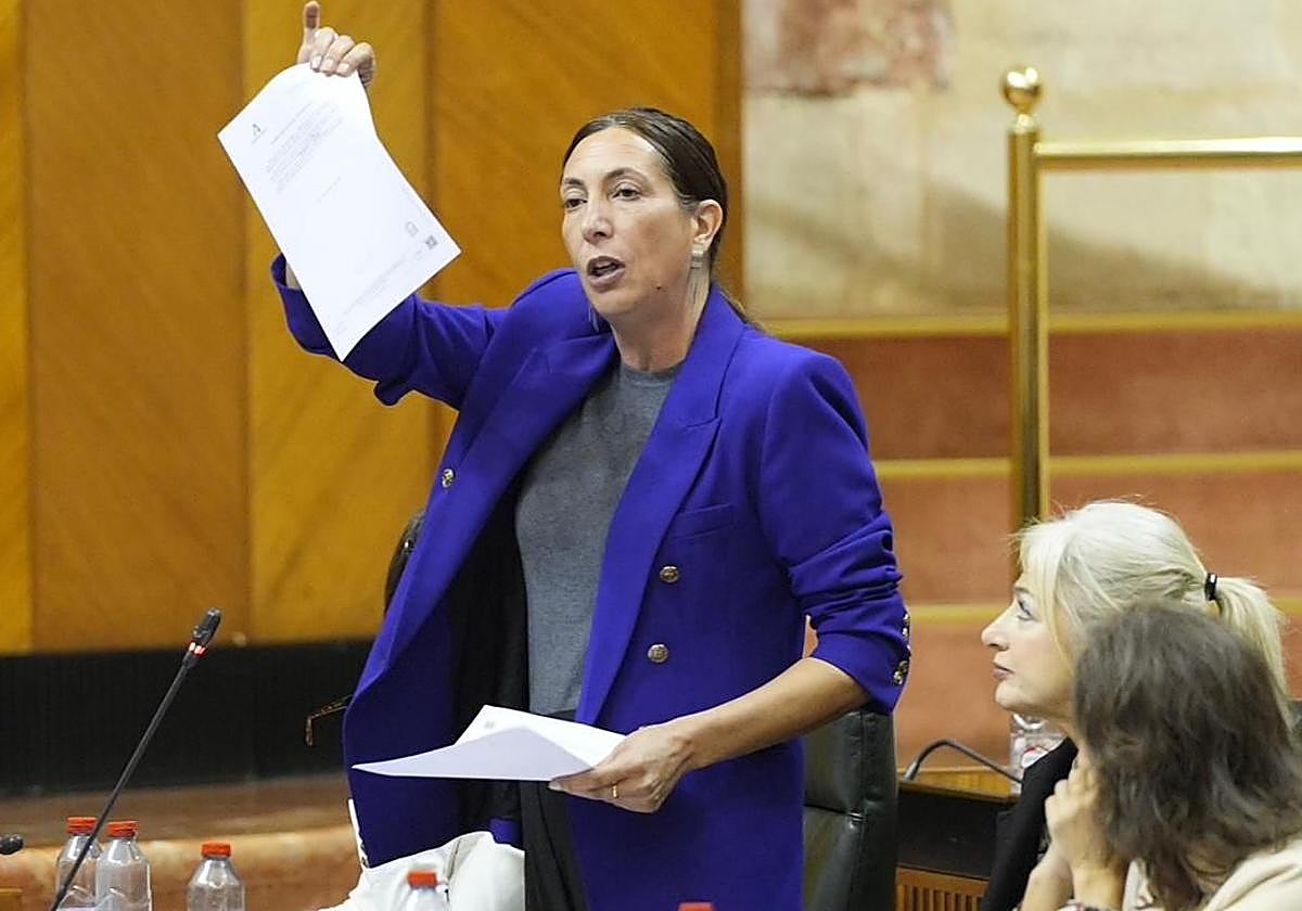 La consejera Loles López, con el informe de los funcionarios que alerta del fallo en VioGén