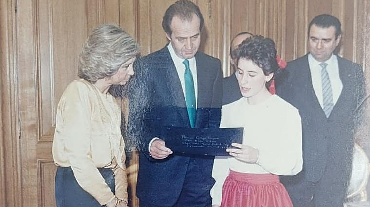 Em 1986, Marina voltou para a mãe e novamente mostrou seu desenho aos homenageados reis.