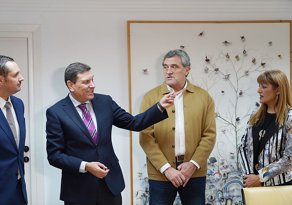 El consejero de Economía y Hacienda y portavoz de la Junta, Carlos Fernández Carriedo, se reúne con Pedro Pascual de Por Ávila