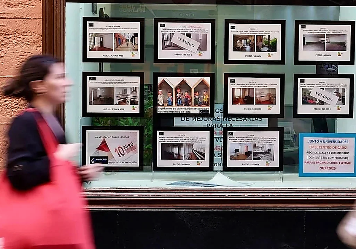 El escaparate de una inmobiliaria en Cádiz