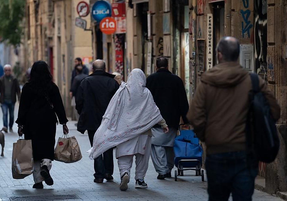 Varios vecinos del barrio del Raval, uno de los que tiene más inmigración de la ciudad, en una imagen de archivo
