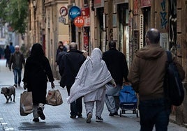 El INE lo confirma: Barcelona es la primera provincia en donde hay más extranjeros que españoles en una franja de edad