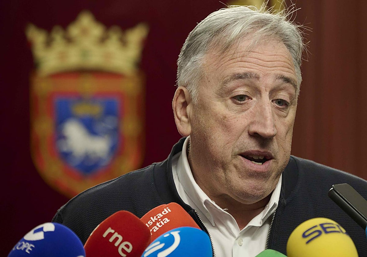 El alcalde de Pamplona, Joseba Asiron, comparece ante la prensa