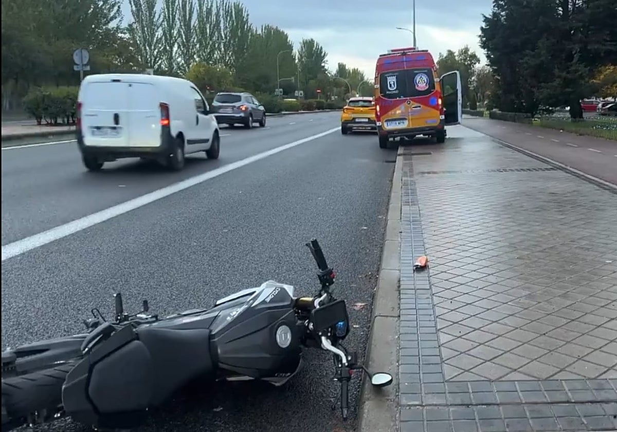 La moto del fallecido tirada en el suelo tras la caída en la avenida de Andalucía