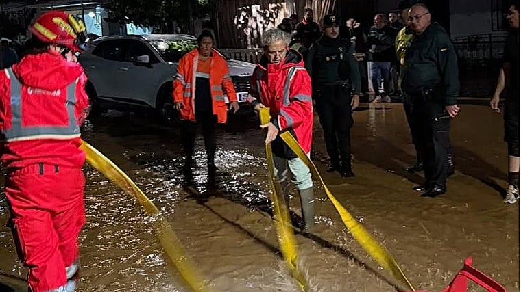 El propio presidente de la Diputación de Córdoba ayuda a los bomberos con una manguera en Los Mochos