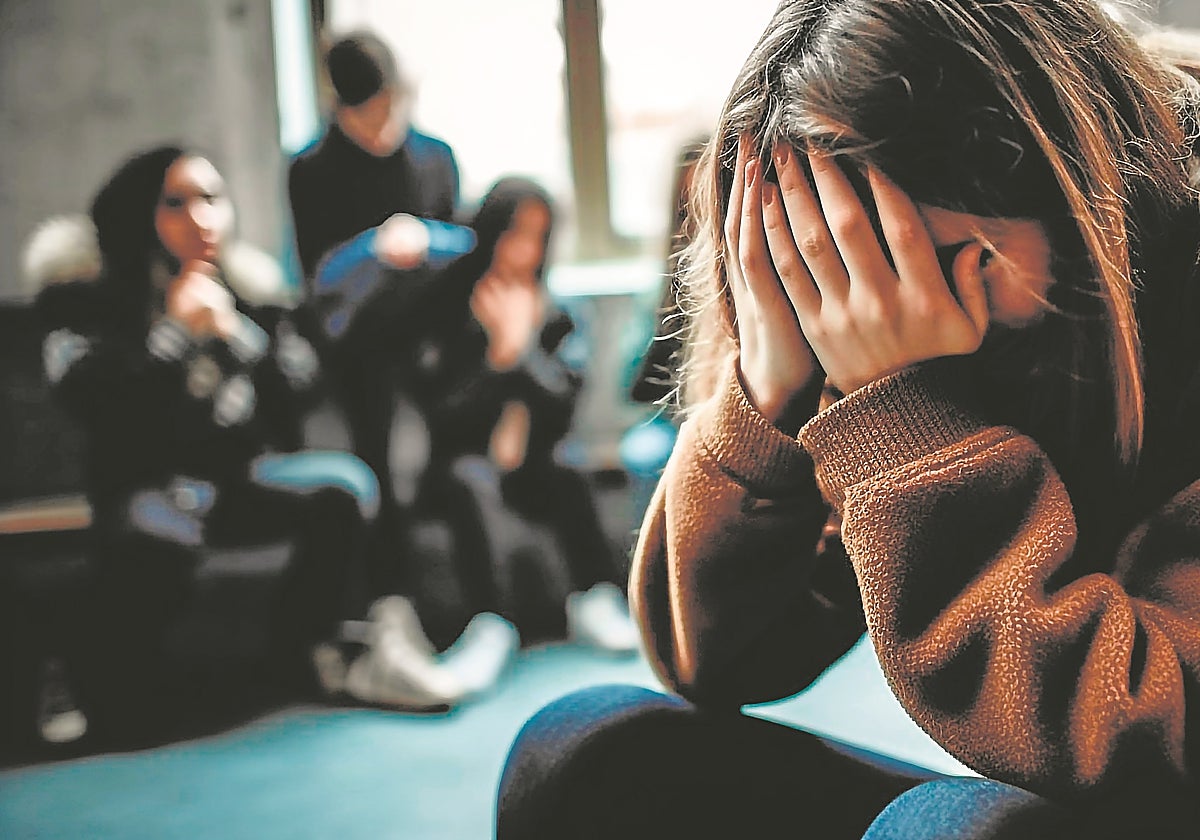 Una adolescente apenada por el hostigamiento de sus compañeros