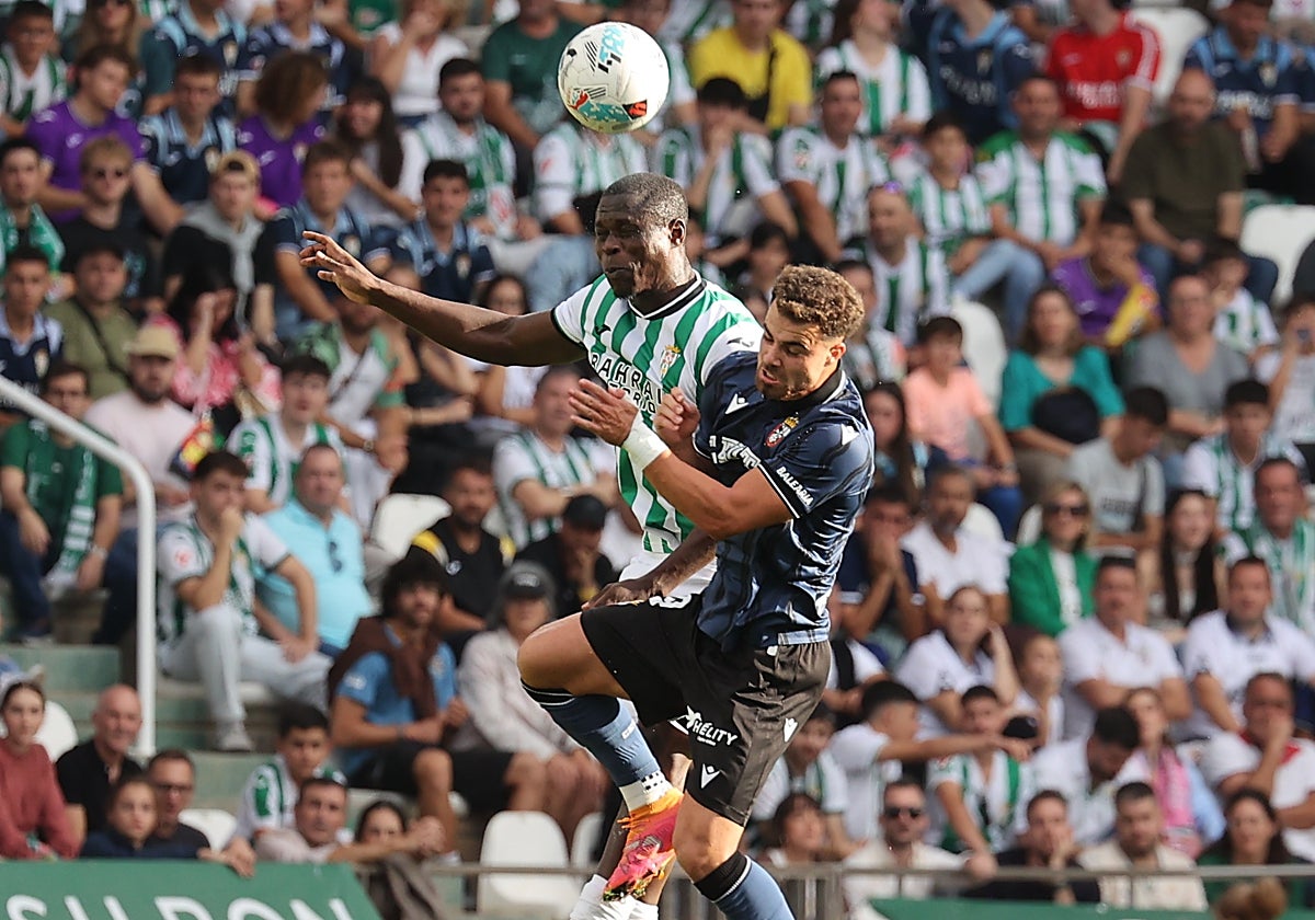 Fomeyem gana un duelo aéreo ante un defensor del Ceuta