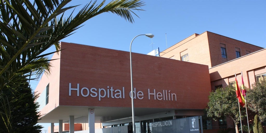 Trasladado al Hospital un varón por inhalación de humo tras el incendio en la cocina de una vivienda en Hellín