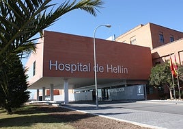 Trasladado al Hospital un varón por inhalación de humo tras el incendio en la cocina de una vivienda en Hellín