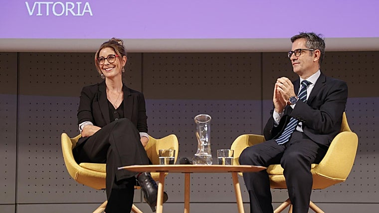 La nueva portavoz de la AJFV y el ministro de Justicia, el viernes, en La Coruña