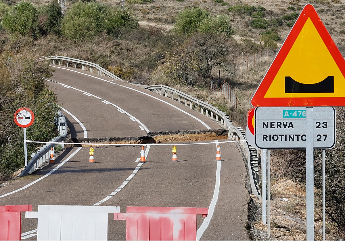 Estado en el que ha quedado la carretera de El Castillo de las Guardas tras el temporal