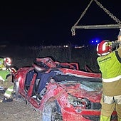 Dos jóvenes fallecen y tres resultan heridos graves tras caer un coche desde un puente en Castellón