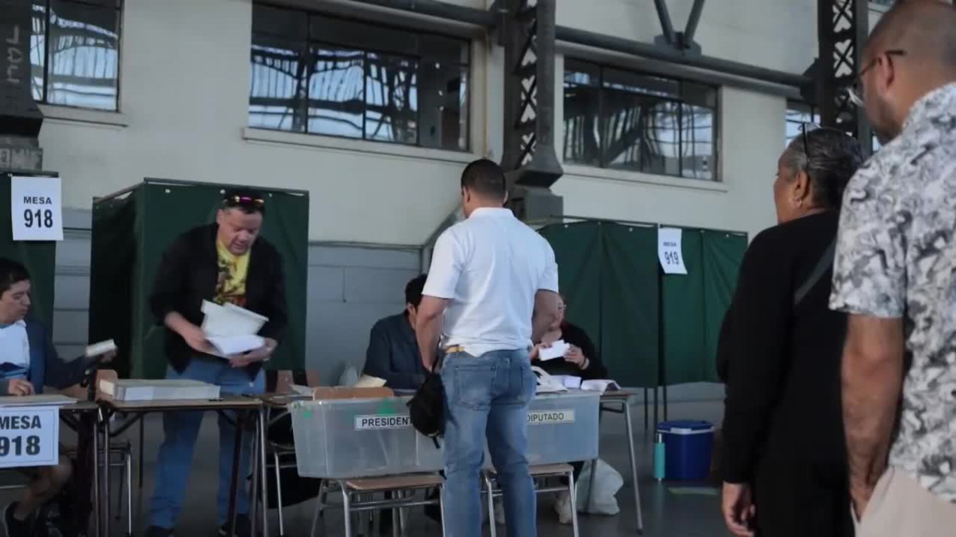 Abren los centros de votación en Chile para los comicios presidenciales y parlamentarios
