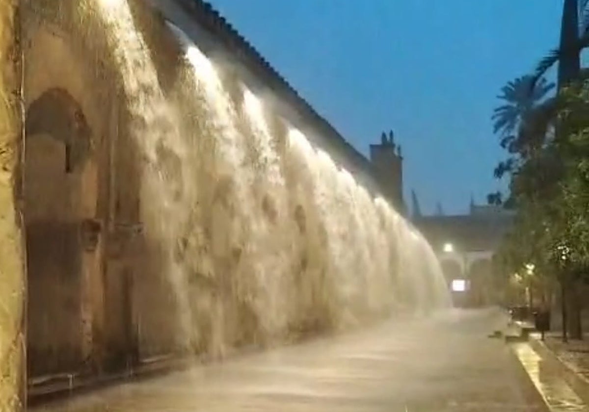El muro norte de la Mezquita-Catedral repleto de caños de agua por las cubiertas
