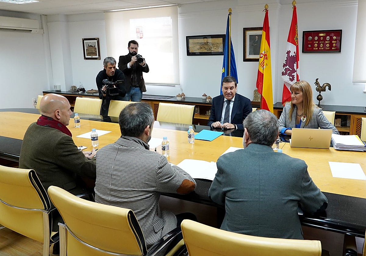 El consejero de Economia y la directora general de Presupuestos, con representantes de Vox en la reunión del sábado