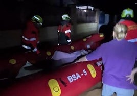 Los Bomberos de Córdoba rescatan a varias familias en las parcelaciones anegadas