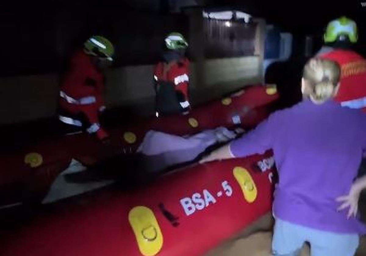 Bomberos rescatando a una vecina en una parcelación