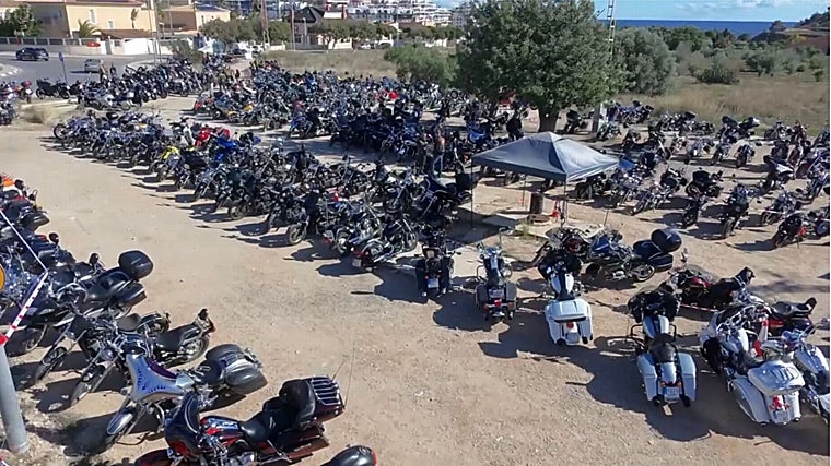 Motos aparcadas de invitados a la celebración