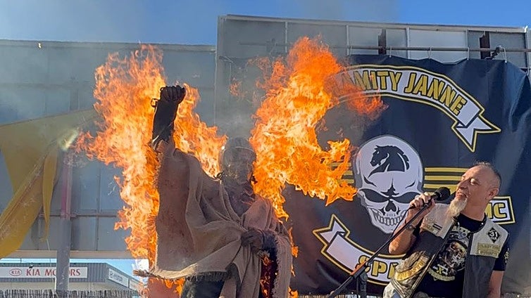 «La madre de todas las fiestas»: Calamity Janne MC 'incendia' Villajoyosa con un millar de moteros, rock y animación