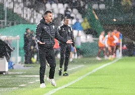 Ania estalla la actuación arbitral en el Córdoba CF-Deportivo: «Si nos dejan, estaremos arriba peleando por todo»