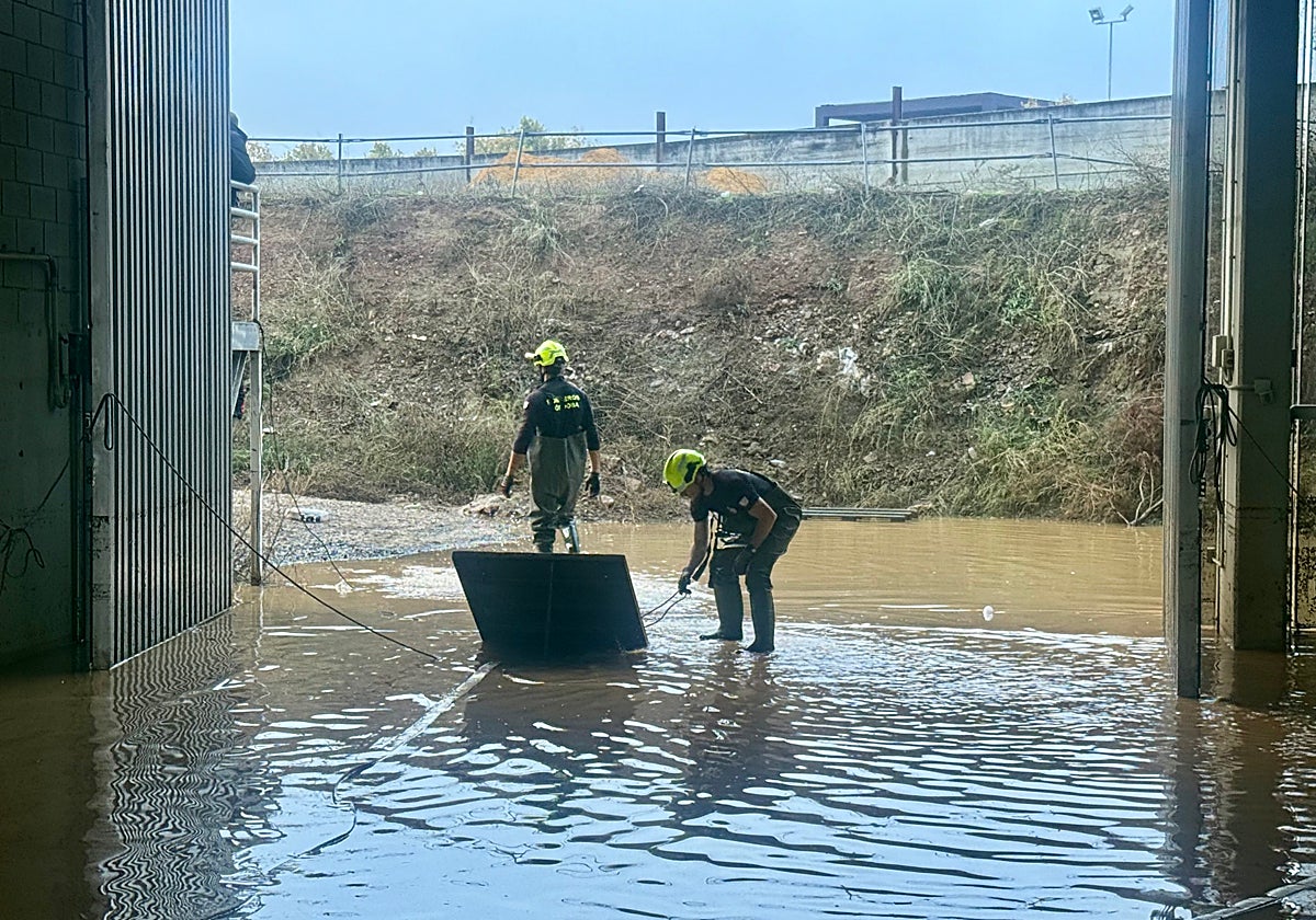 Operarios trabajan en solventar las inundaciones dentro de El Arcángel