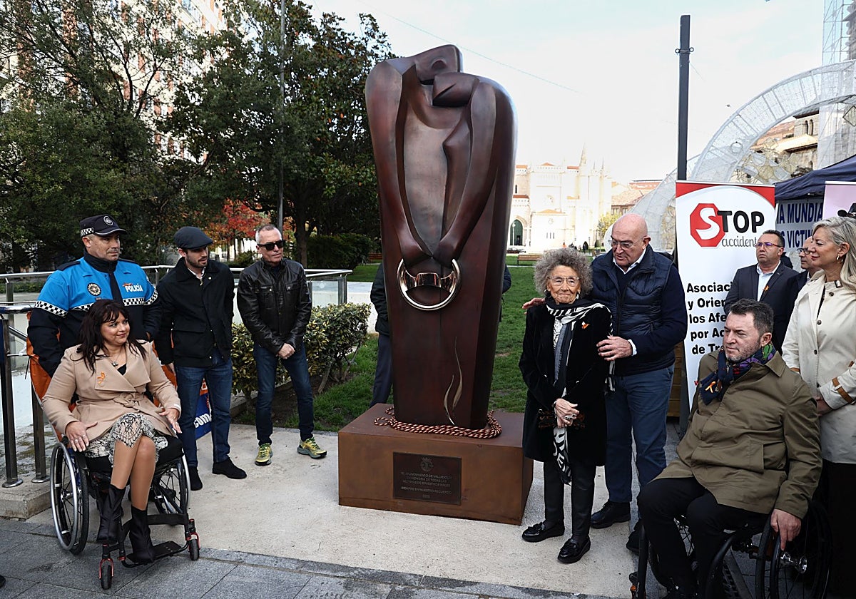 Inauguración de la escultura de bronce en el centro de Valladolid para homenajear a las víctimas de accidentes de tráfico