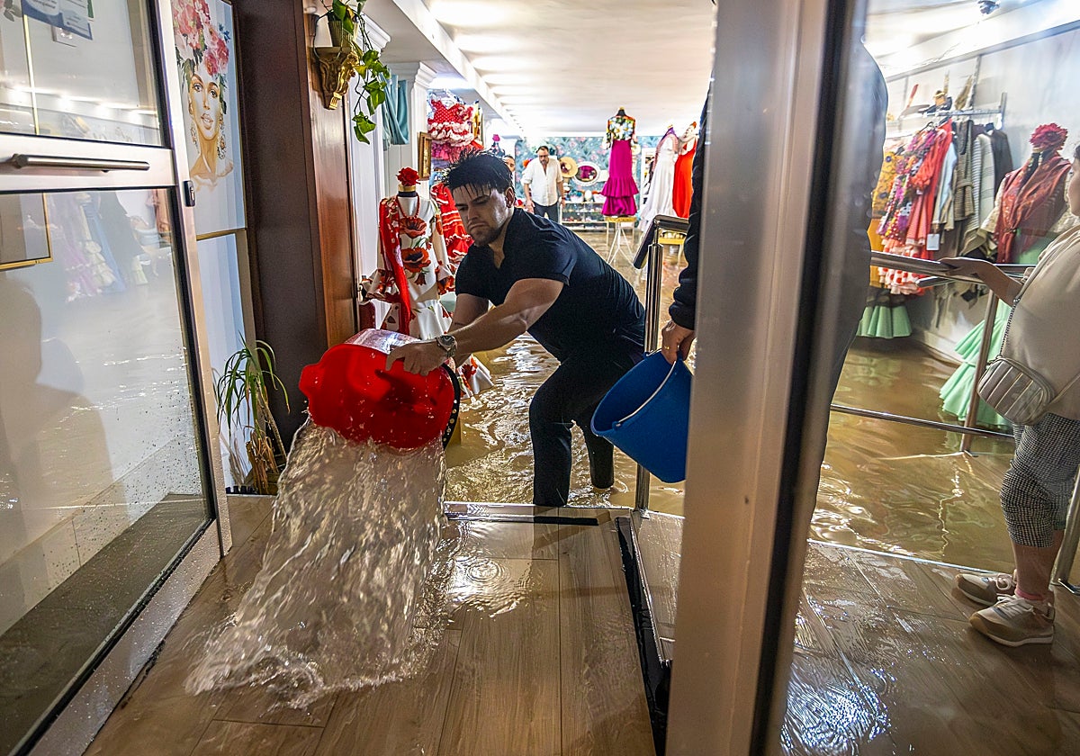 Uno de los comercios locales de Nerva inundado por el desbordamiento de un barranco