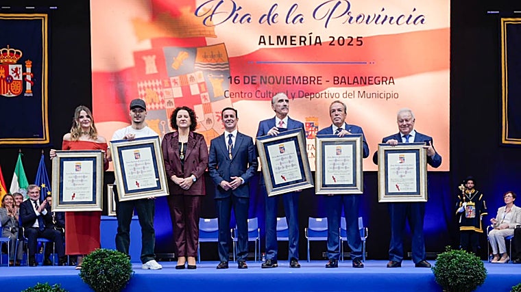 Foto de familia de los premiados en el Día de la provincia de Almería