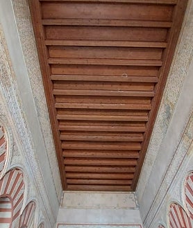 Imagem Secundária 2: Quem conseguiu acesso ao Salão Rico em Medina Azahara através do programa Aberto para Obras adquiriu o andamento das obras de interior e exterior.