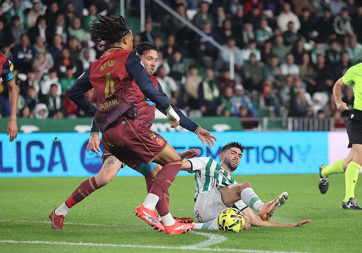 Théo Zidane sufre una entrada de un defensor del Deportivo