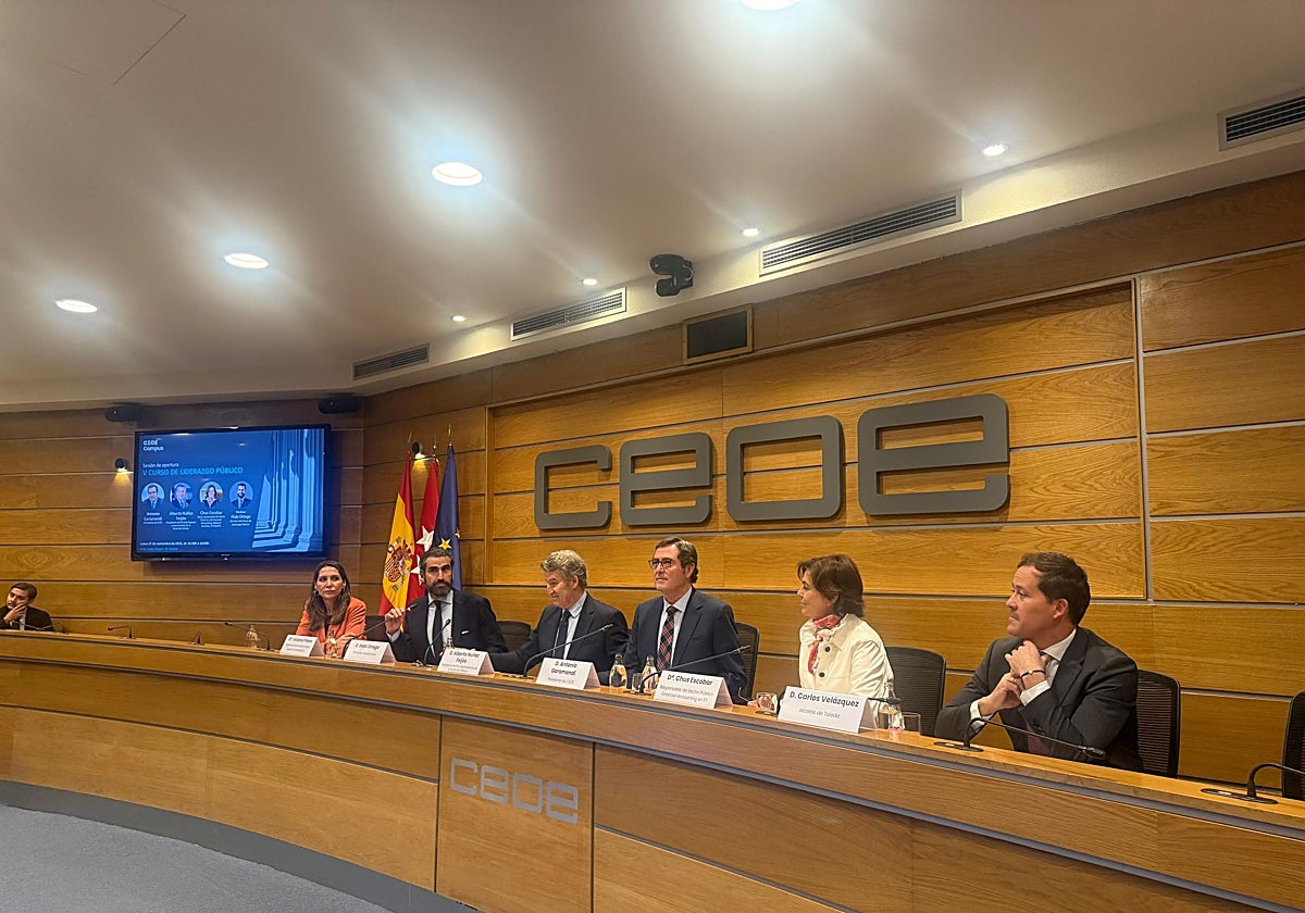 El alcalde de Toledo, Carlos Velázquez, ha participado este lunes en la sesión de apertura del V Curso de Liderazgo Público en el campus CEOE