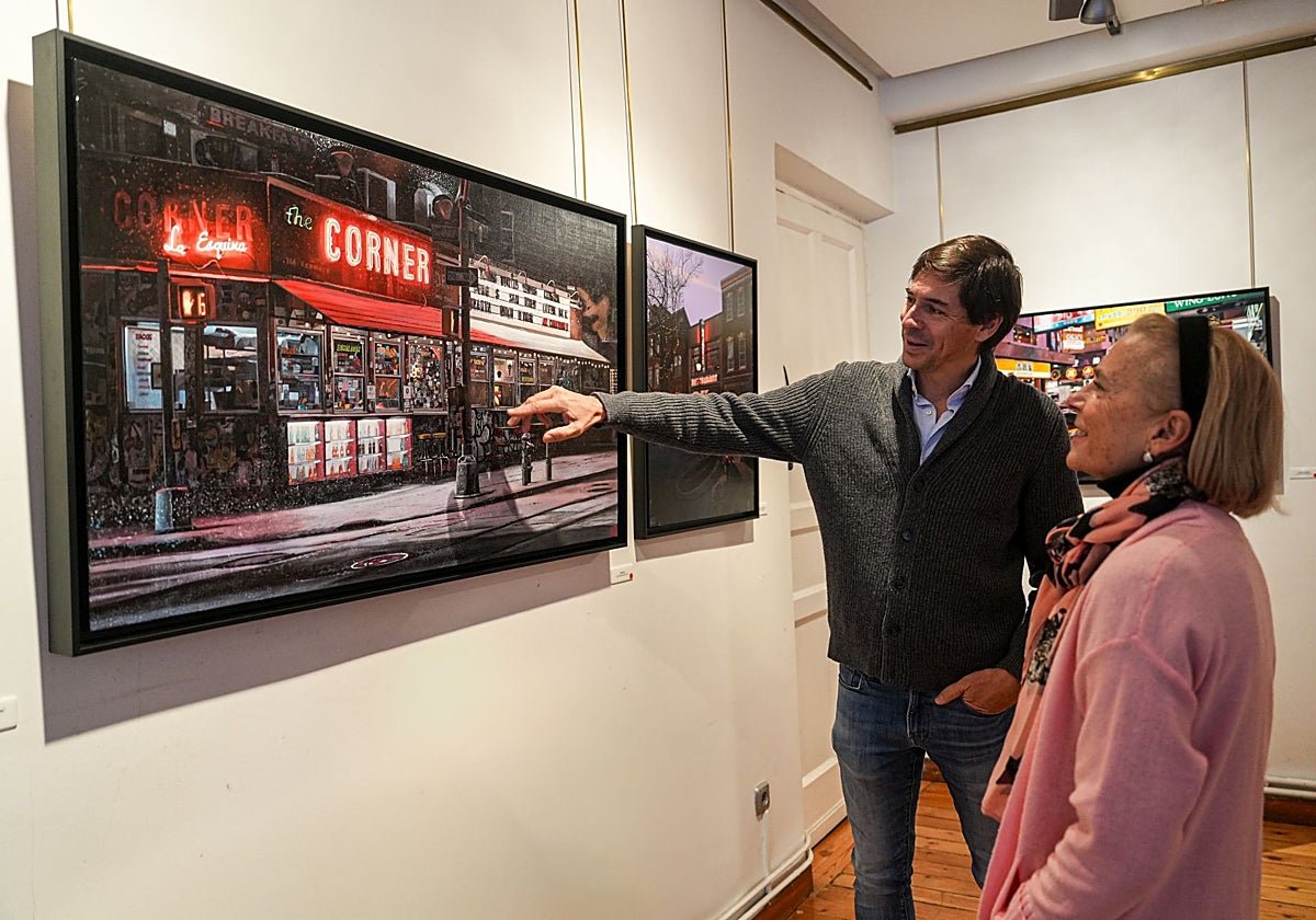 Luis Pérez muestra una de sus obras