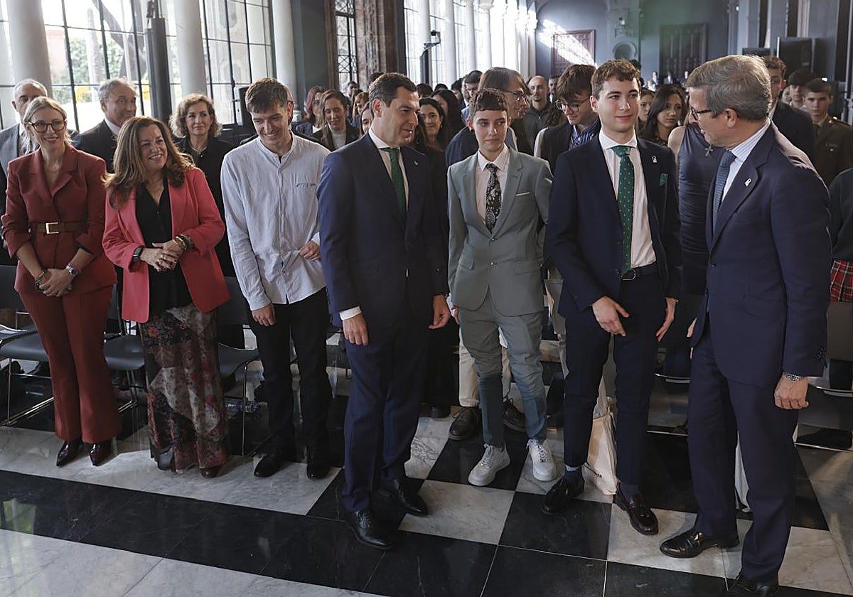 Juanma Moreno, Carmen Castillo y Jorge Paradela, en San Telmo con los escolares premiados