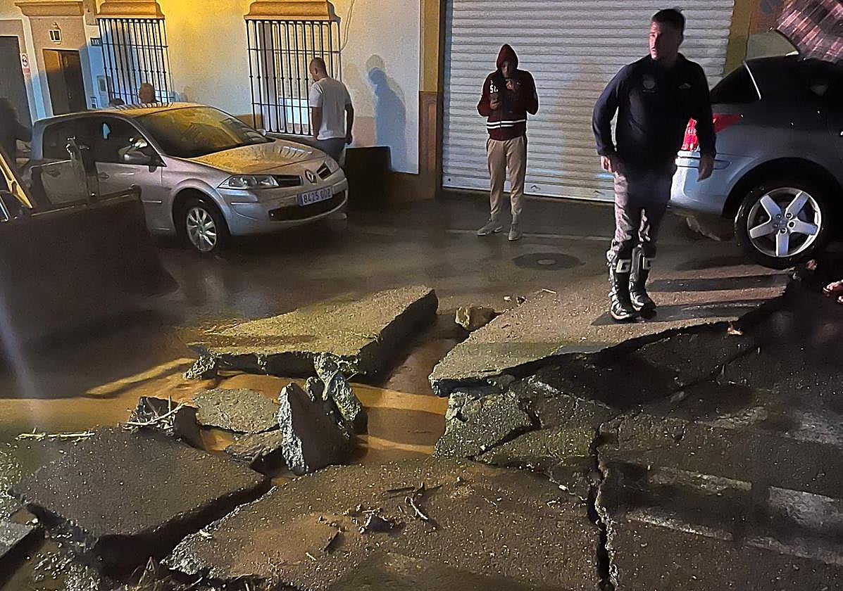 Una calle de Almodóvar reventó tras la rotura de una tubería
