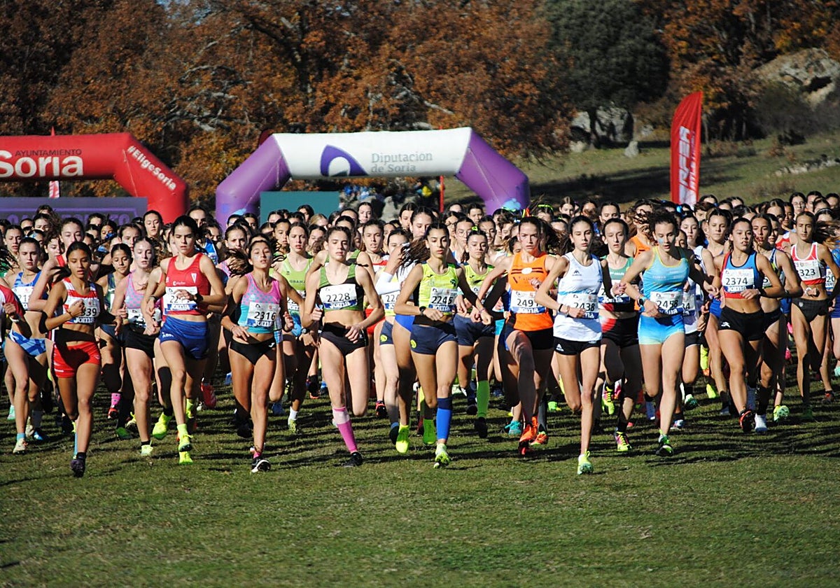 Imagen de archivo de la salida de la carrera femenina absoluta del año pasado en El Escorial