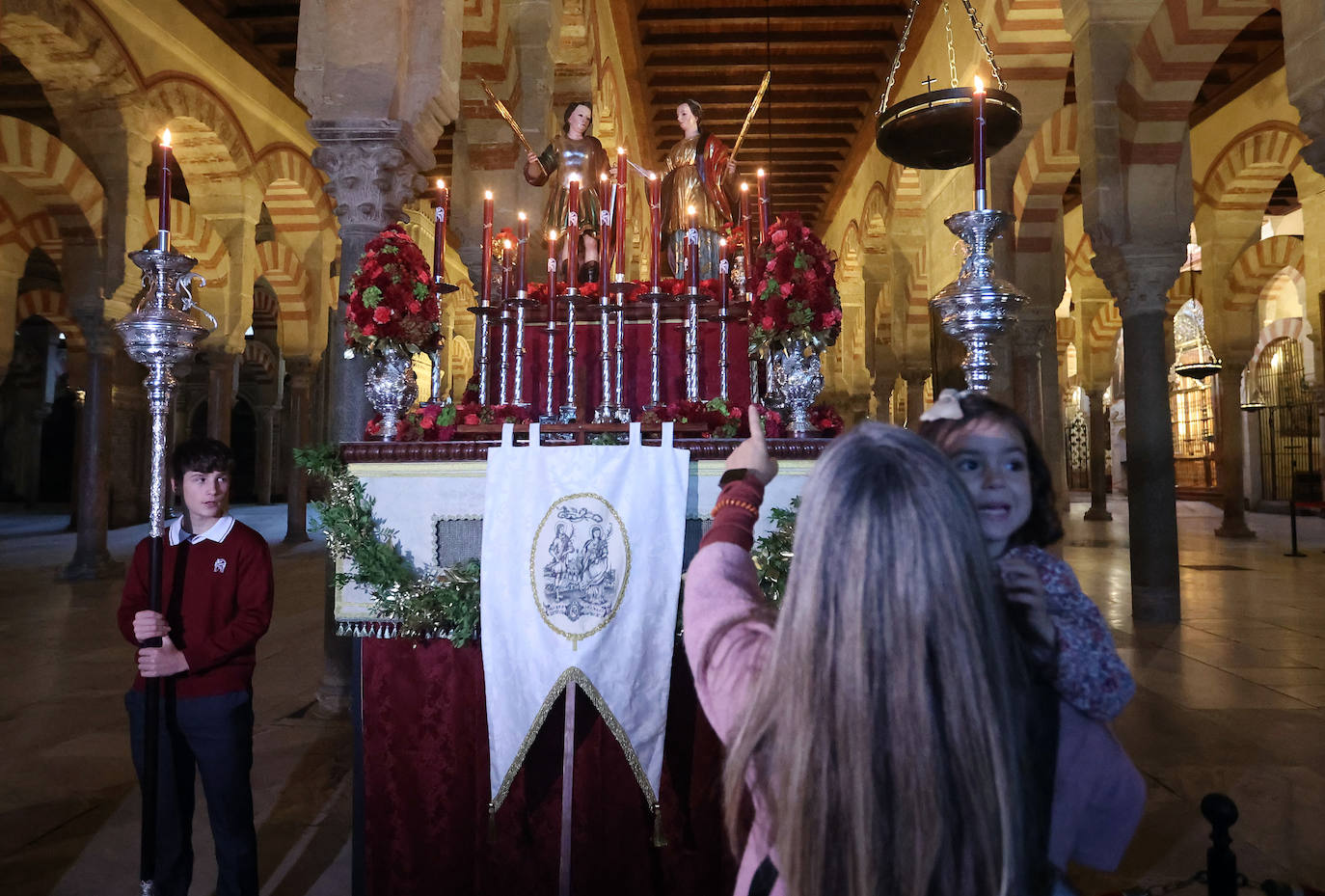 Los colegios de la Fundación Santos Mártires honran a los patronos de Córdoba en la Catedral, en imágenes