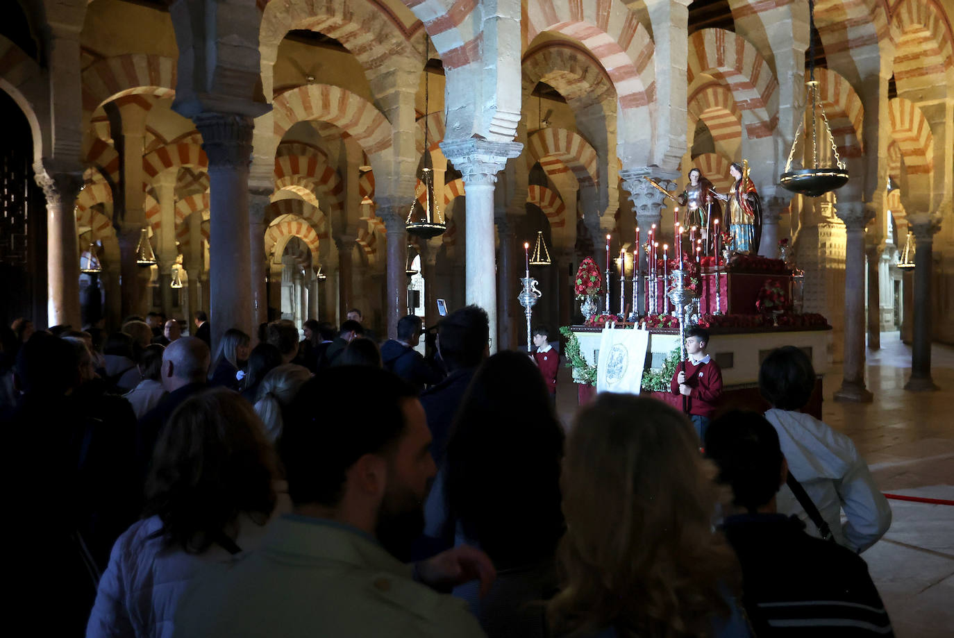 Los colegios de la Fundación Santos Mártires honran a los patronos de Córdoba en la Catedral, en imágenes