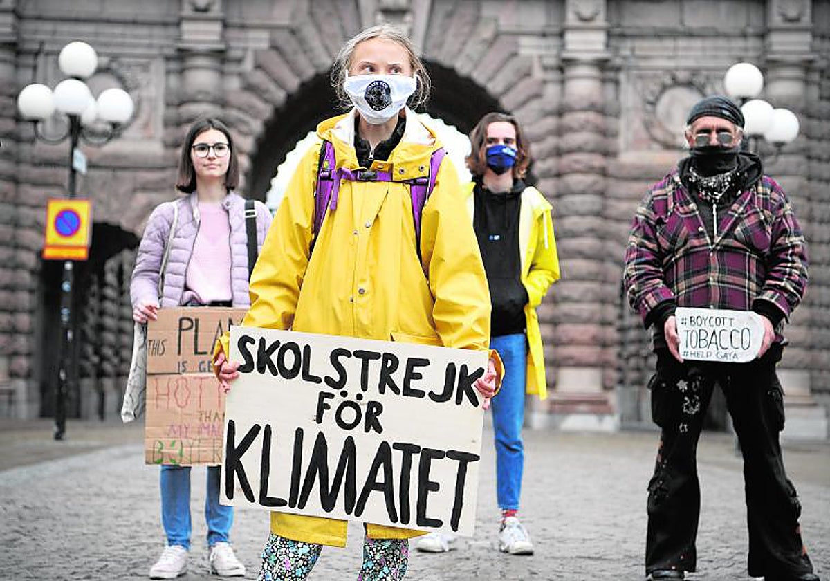 Greta Thunberg (c.), duante una protesta en Estocolmo