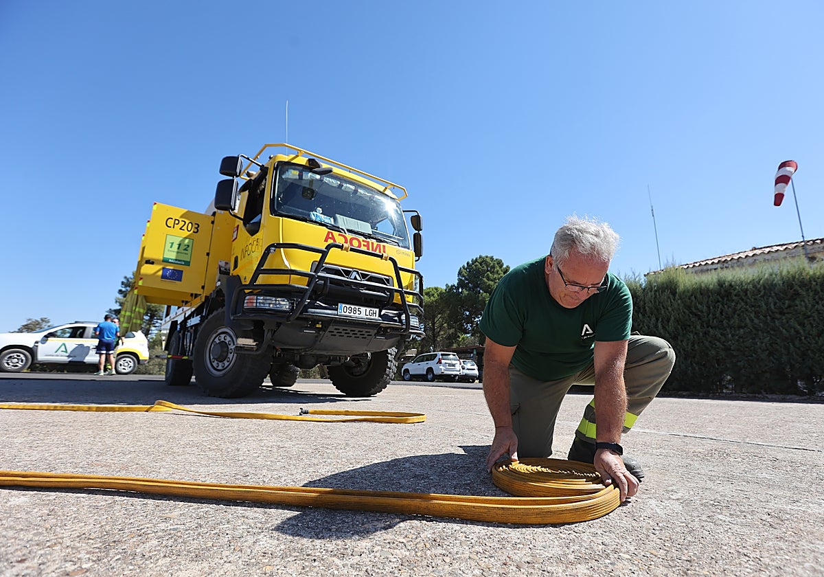 Un trabajador del Plan Infoca hace los preparativos antes de salir a atender un siniestro